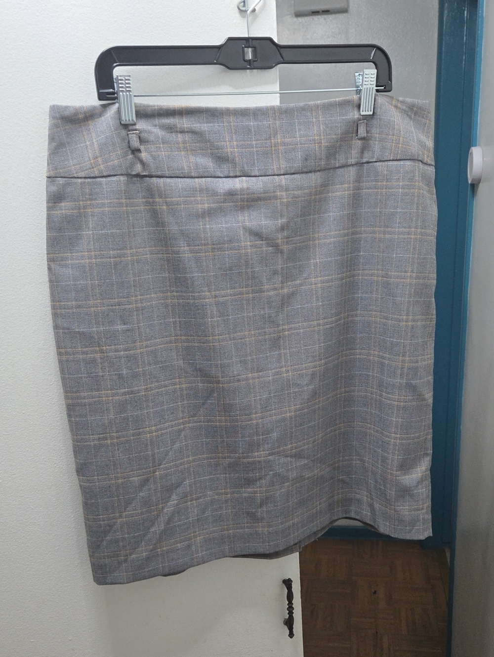 Liz Claiborne Gray Plaid Pencil Skirt with Subtle Tan Windowpane